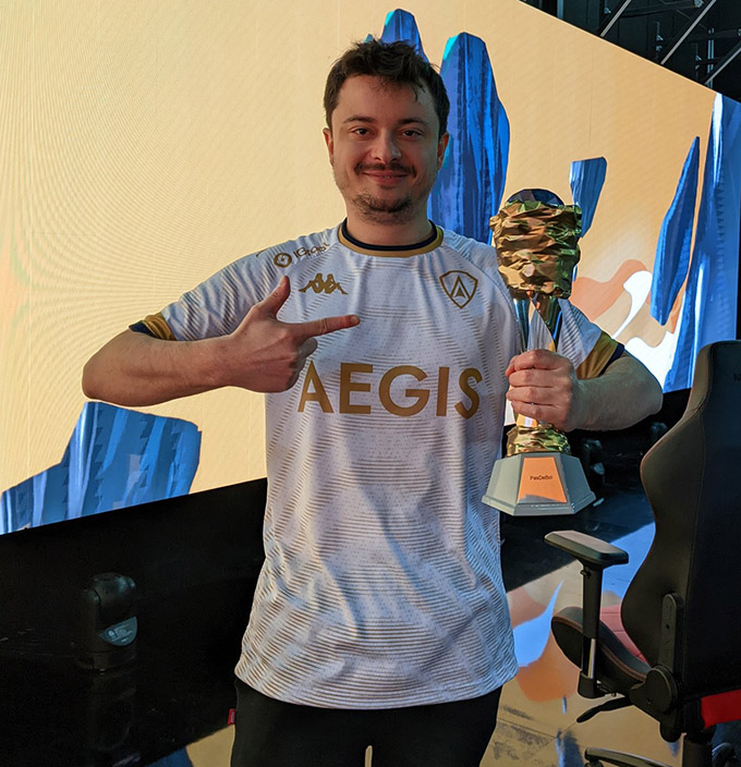 PasdeBol soulève son trophée de champion de la Hex League