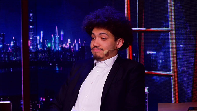 Kev Adams invite Grimkujow à monter sur scène devant 3 000 personnes